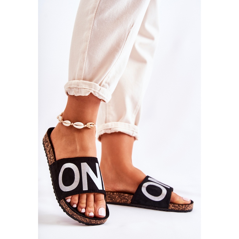 PE1 Klassiska Slip-On tofflor med svart och silver Bahari-inskription 1