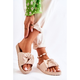 PE1 Klassiska mockatofflor med beige Hayle rosett 2