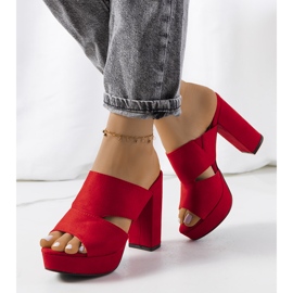 Röda flipflops på hornstolpen 1