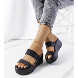 Svarta tofflor på Marlien-plattformen 1