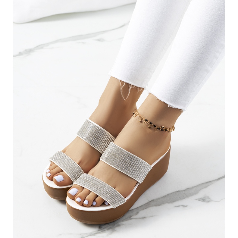 Vita tofflor på Marlien-plattformen 1