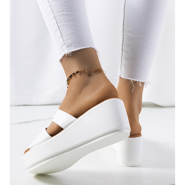 Vita tofflor på Duffel-plattformen 1