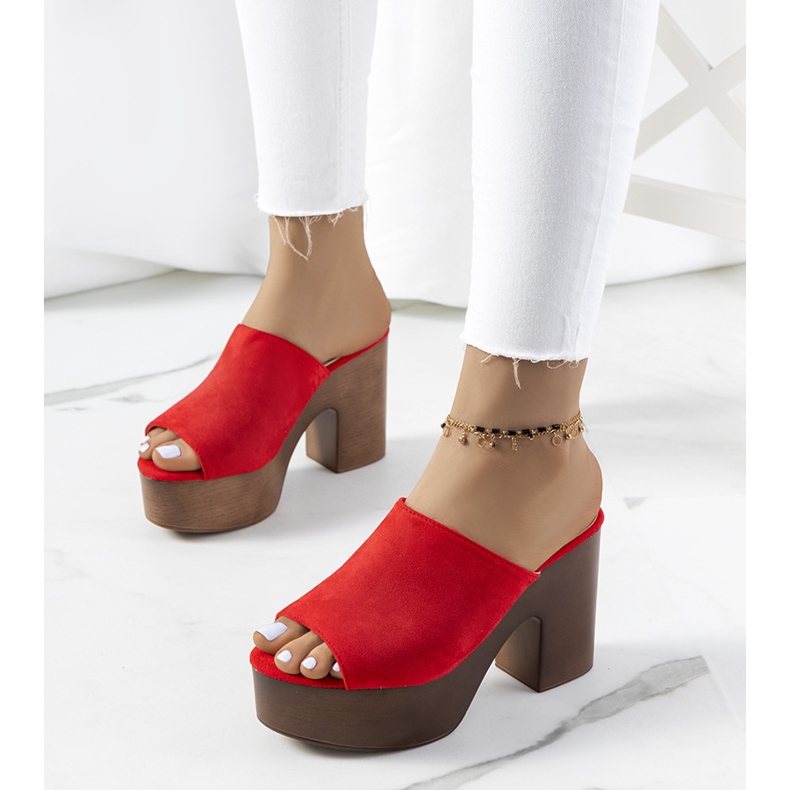 Röda flipflops på Klaren-plattformen 1