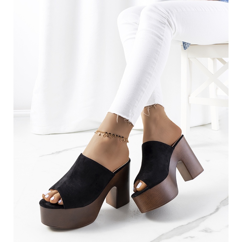 Svarta tofflor på Klaren-plattformen 1