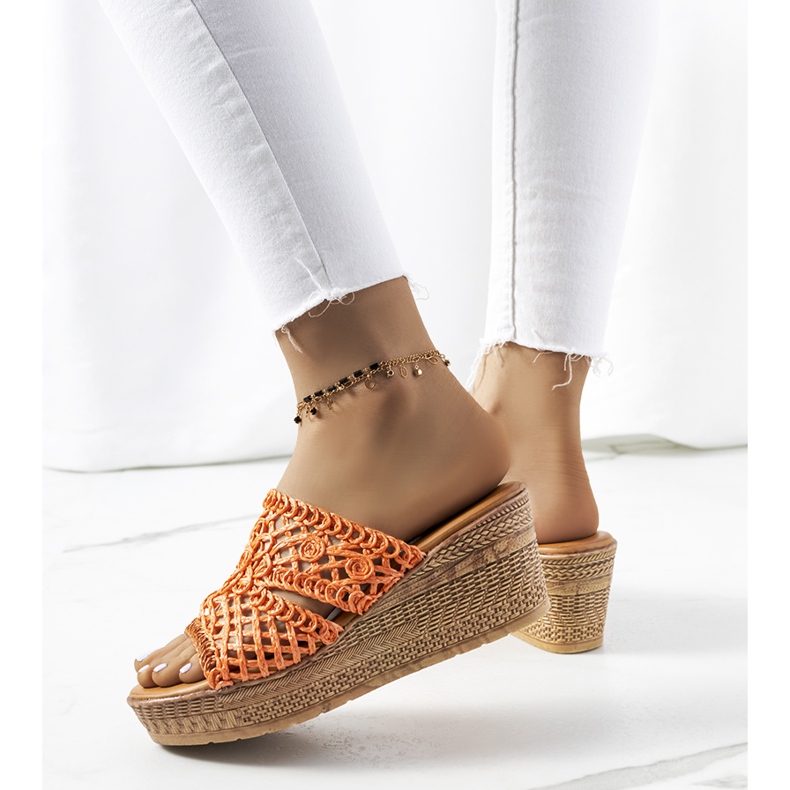 Claras orange wedge tofflor 1