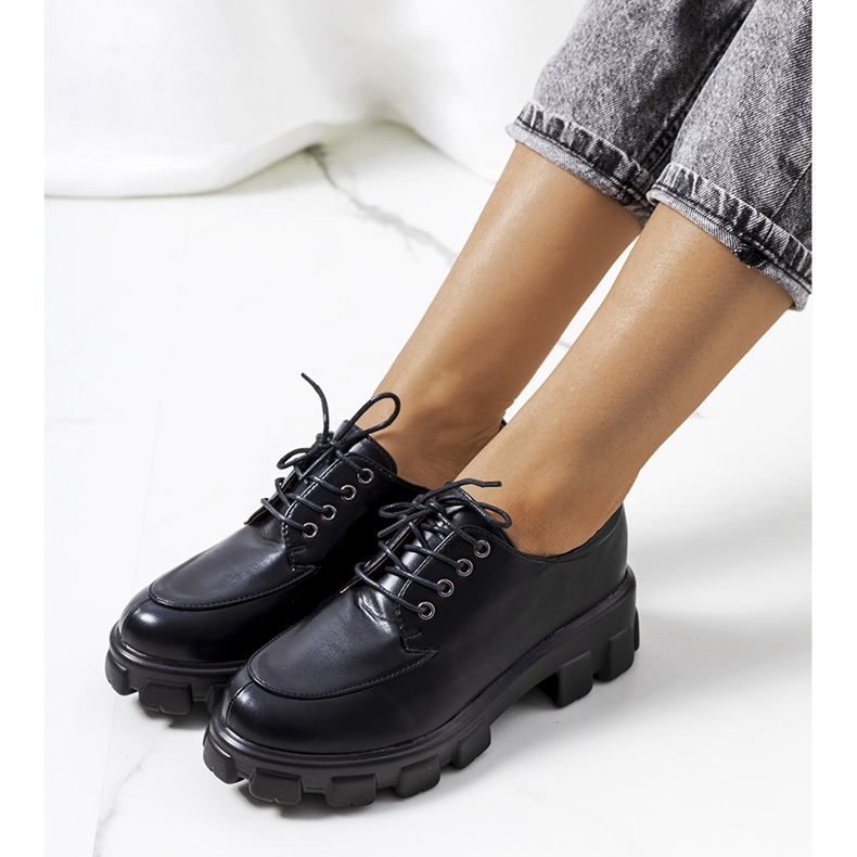 Svarta skor på en Feline traktorsula 1