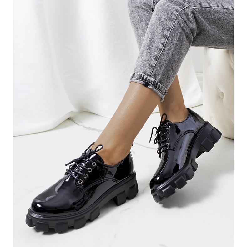 Svartlackade skor på traktorsula Wind 1