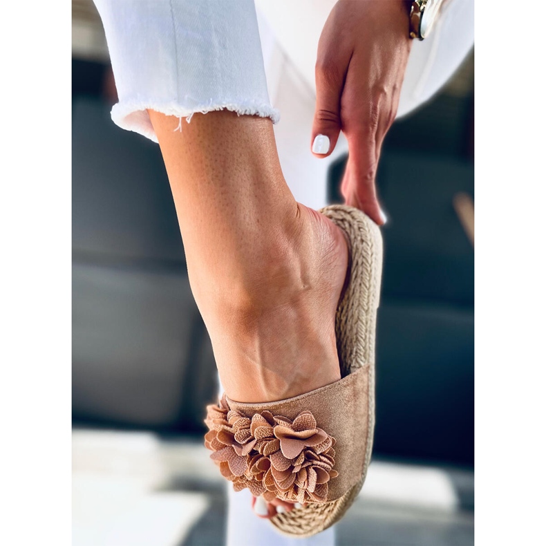 Blommig fiesta Primrose Camel tofflor beige 1