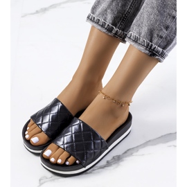 Svarta quiltade Hassell tofflor 1