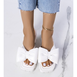 Vita tofflor på traktorsulan på Platt 1