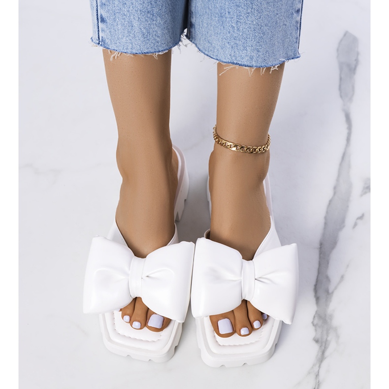 Vita tofflor på traktorsulan på Platt 1