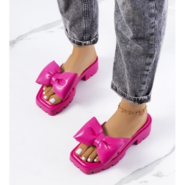 Rosa tofflor på Platt traktorsulan 1