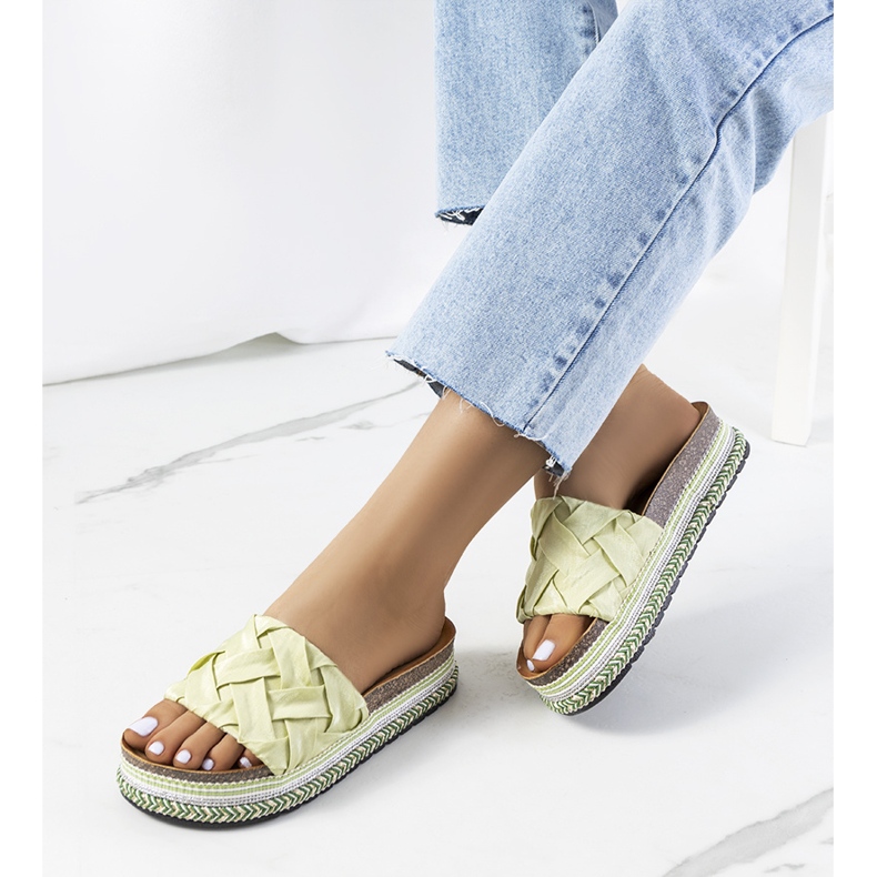 Gröna flipflops på Vadna korksula 1