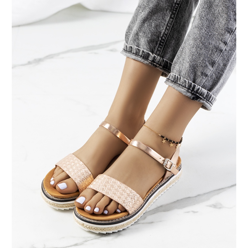 Gyllene sandaler på en utsmyckad Acton-plattform 1