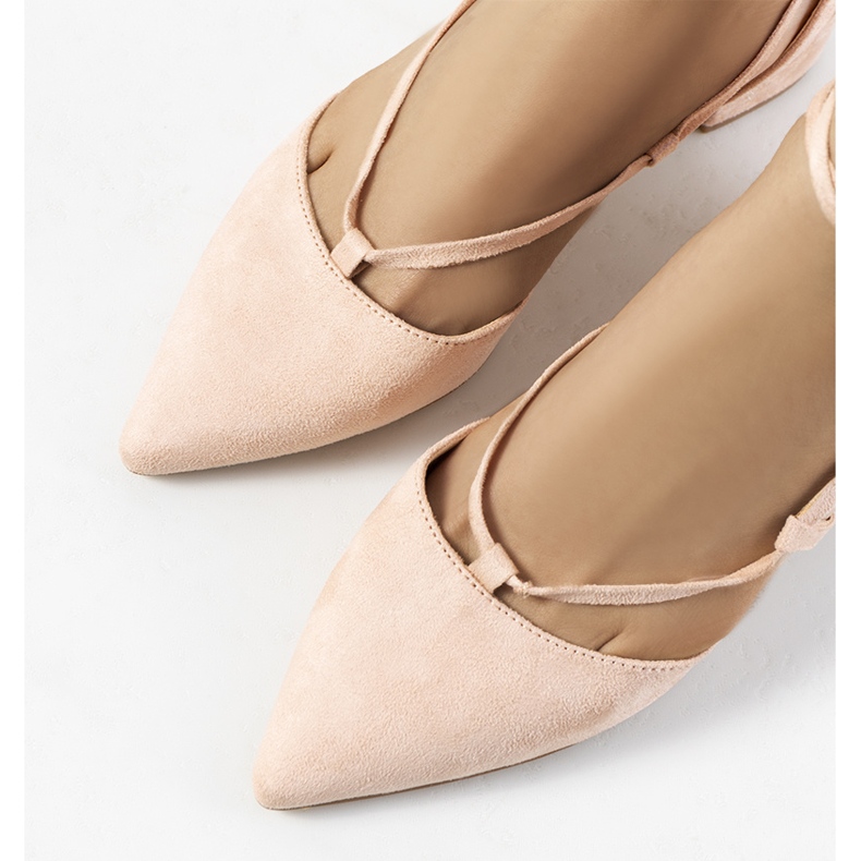 Rosa snörningspumpar på Victoris-stolpen 1