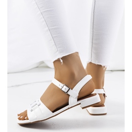 Tanna eleganta vita sandaler 1