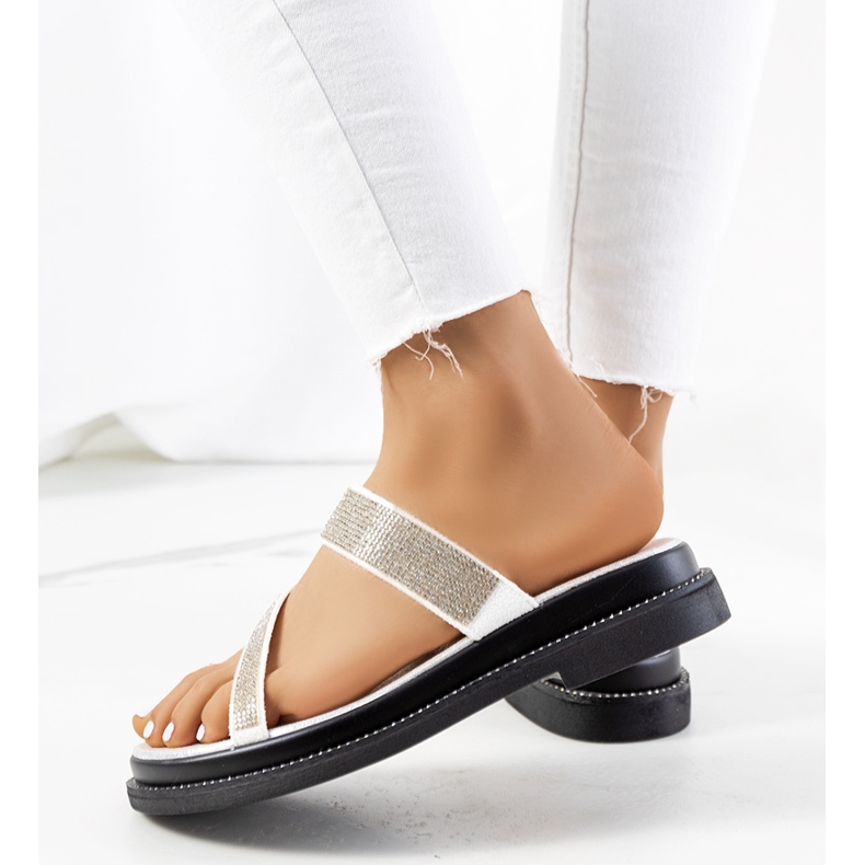 Vita sandaler på Ossel-plattformen 2