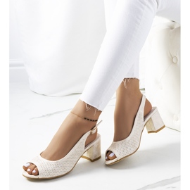 Genombrutna guldsandaler på en Malone-stolpe gyllene 1