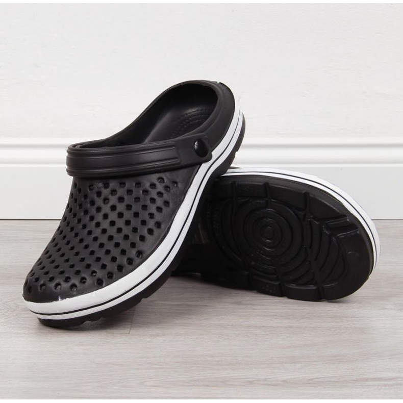 Nyheter M EVE301A svarta genombrutna skumtofflor 2