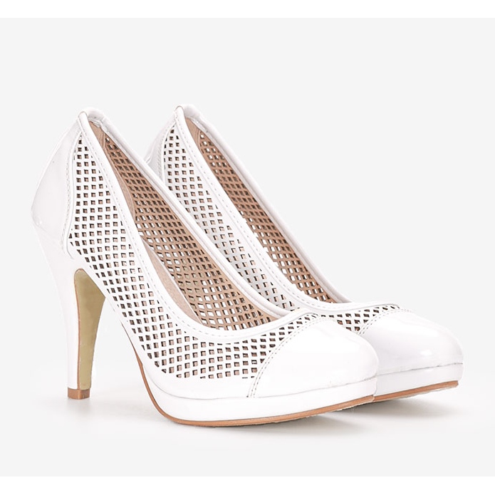 Vita pumps på en broderhäl 1