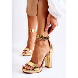 Fashionabla sandaler på en hög stolpe gyllene perfektion 1