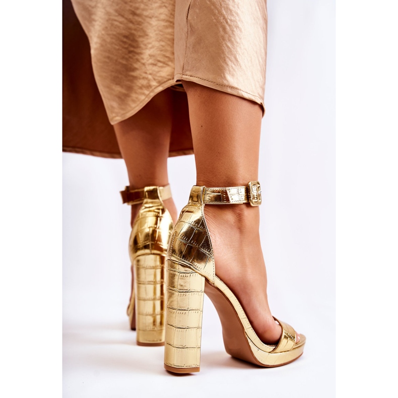 Fashionabla sandaler på en hög stolpe gyllene perfektion 2