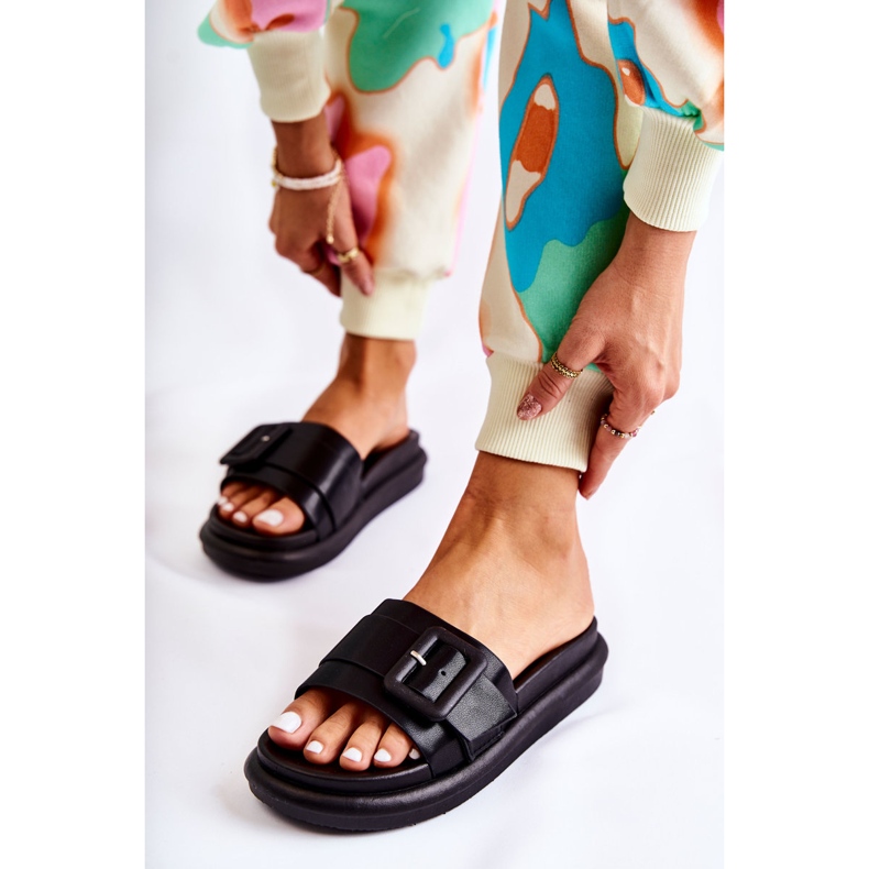 Svarta tofflor för kvinnor med spänne Devia 1