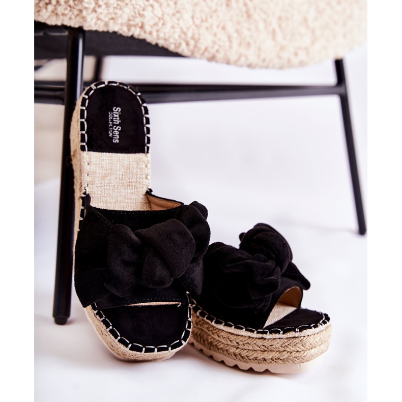 PG2 Kvinnors Tofflor På Kil Med En Rosett Svart Tayla 1