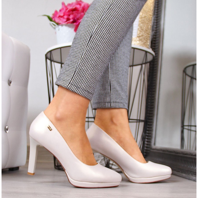 Pumpar på den pärlbeige Sergio Leone-plattformen 2