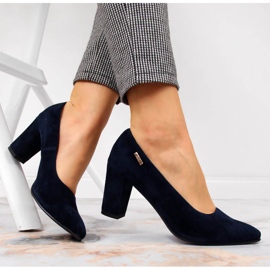 Pumpar för kvinnor på den marinblå stolpen av Monique 1