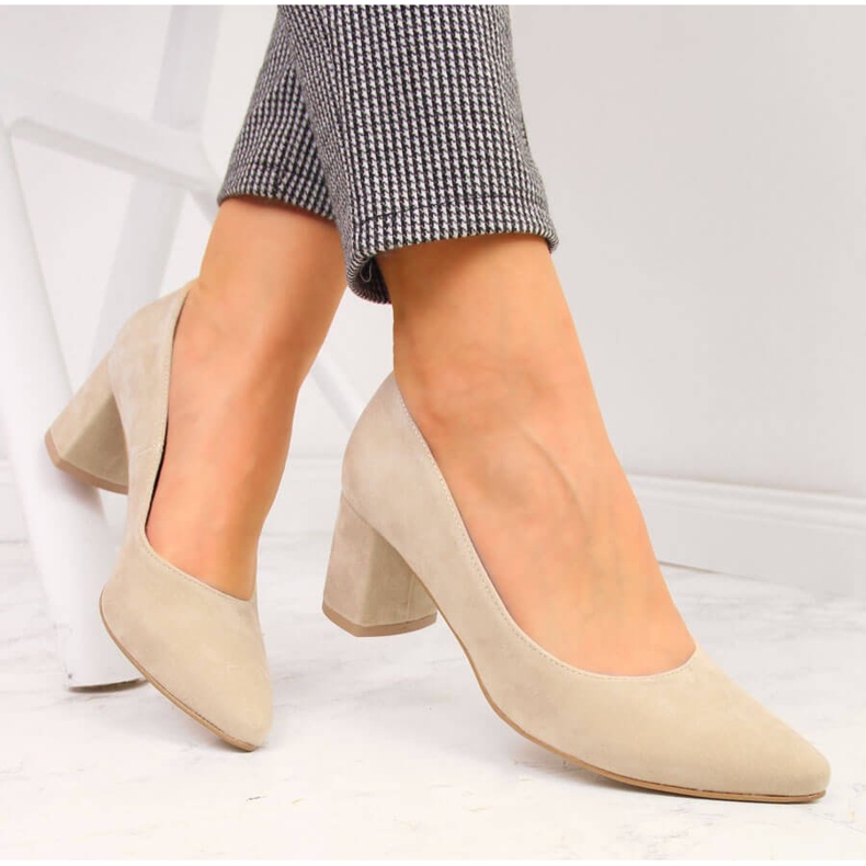 Pumps på pelaren i beige Juma mocka 1