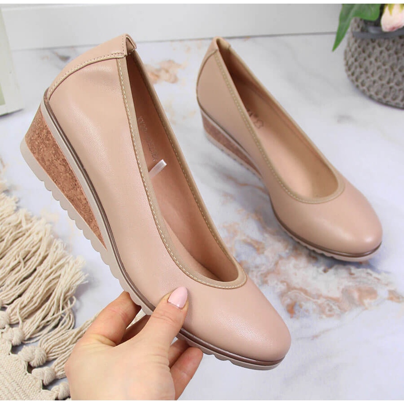 Pumps på en beige Vinceza wedge 1