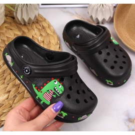 Svarta American Club Cokes tofflor med en dinosaurie 2