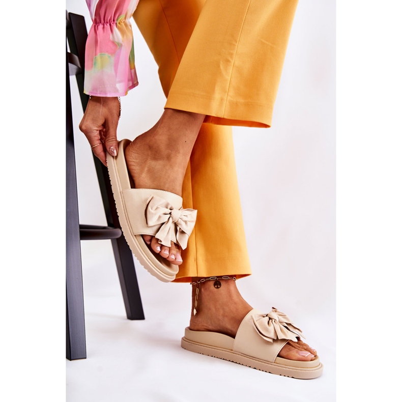 PJ1 Klassiska lädertofflor för kvinnor med rosett Beige Dessy 1