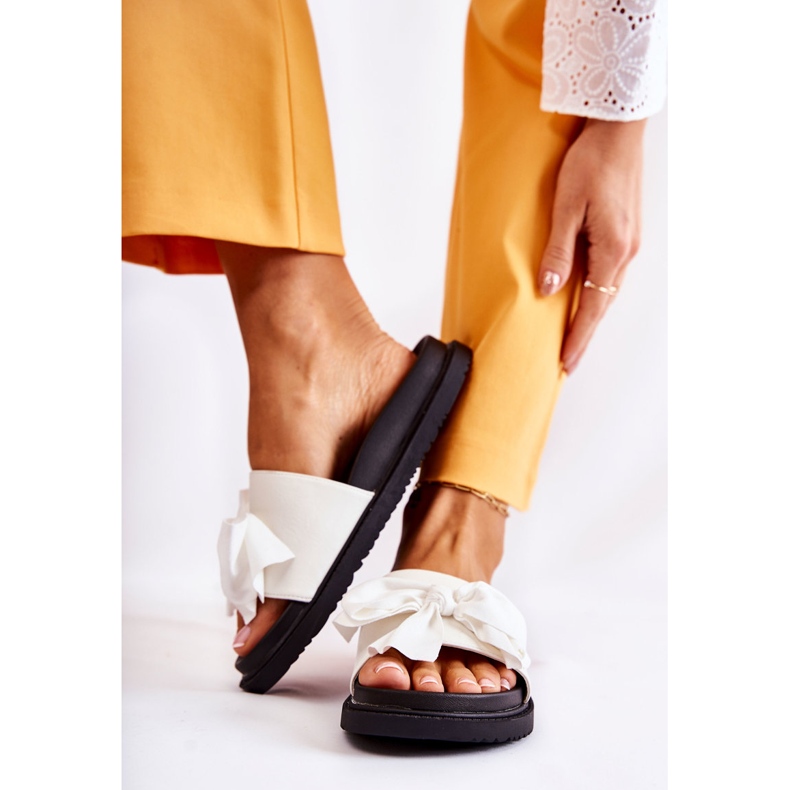 PJ1 Klassiska lädertofflor för kvinnor med rosett Vit Dessy 2