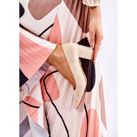 PS1 Klassiska Mocka Pumps På En Bar Beige Lency 2