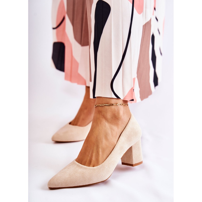 PS1 Klassiska Mocka Pumps På En Bar Beige Lency 1