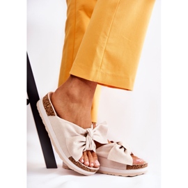 PG1 Tofflor på den beige så bekväma plattformen 1