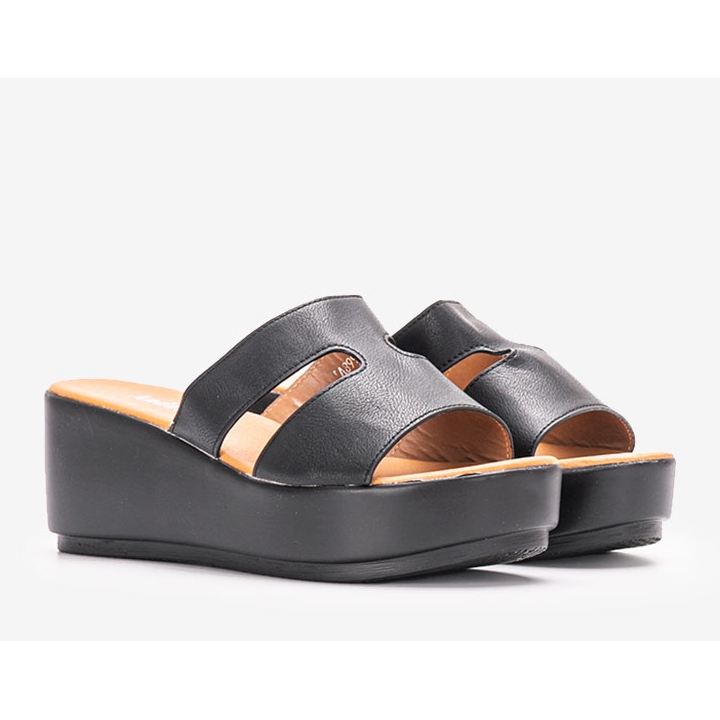 Svarta tofflor på Duffel-plattformen 1