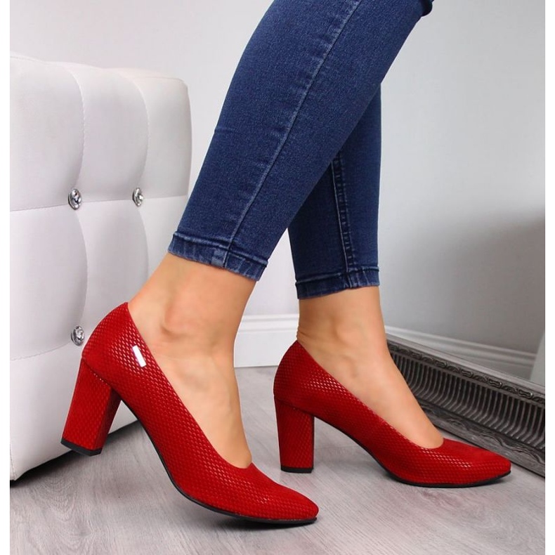 Pumpar på stolpen röd W Monique 2