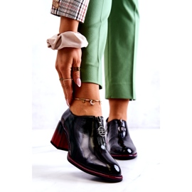 S.Barski Lackade moderiktiga skor på en svart och röd Lorena-stolpe 1