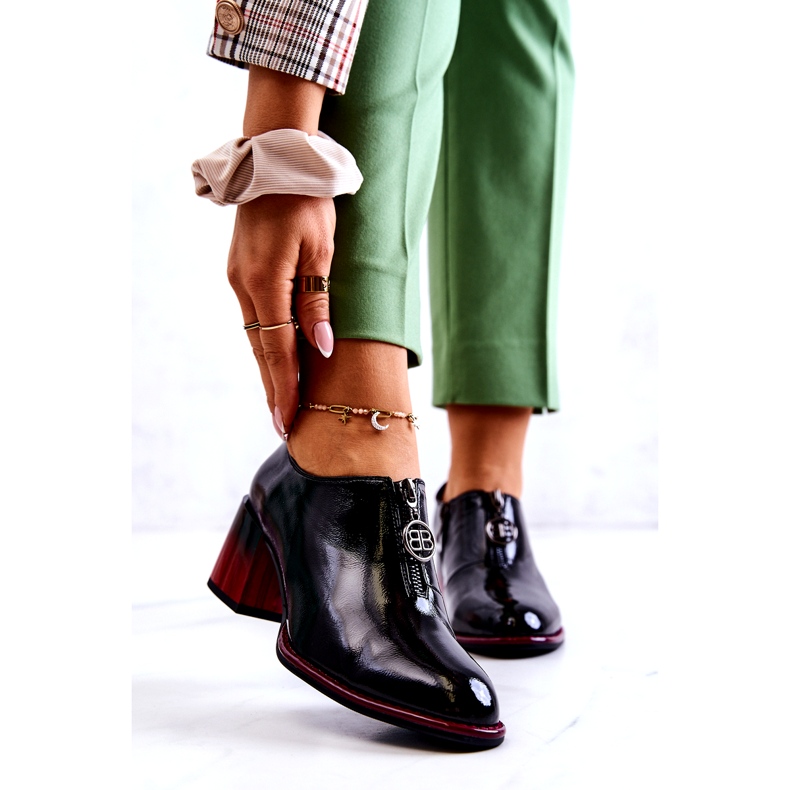 S.Barski Lackade moderiktiga skor på en svart och röd Lorena-stolpe 1