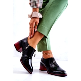 S.Barski Lackade moderiktiga skor på en svart och röd Lorena-stolpe 2