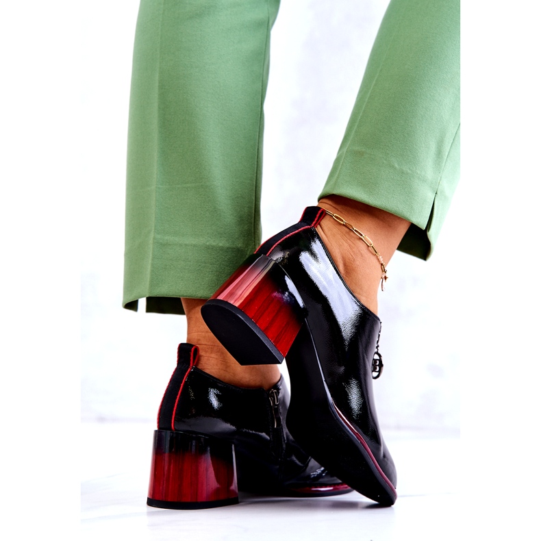 S.Barski Lackade moderiktiga skor på en svart och röd Lorena-stolpe 4