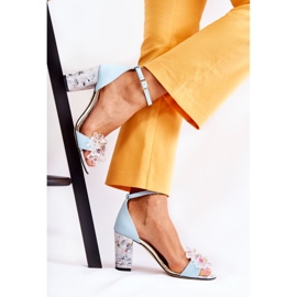 PA2 Lädersandaler På En Stång Med Blå Velinda Kristaller 1