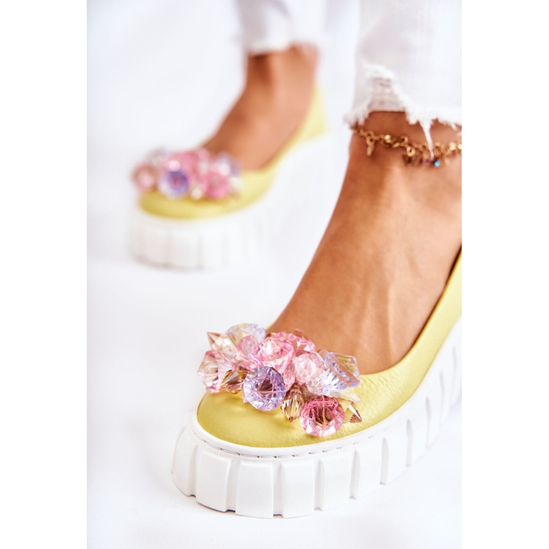 PA2 Läderballerinor på en plattform med en färgglad gul ladettedekoration 2