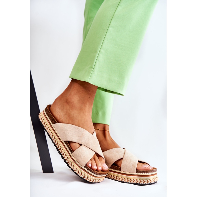 PG1 Damtofflor i mocka på en beige Jossie-plattform 1