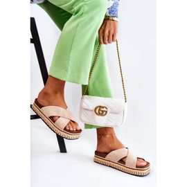 PG1 Damtofflor i mocka på en beige Jossie-plattform 2