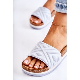 PG1 Damtofflor i mocka på en massiv blå Heritta-plattform 2