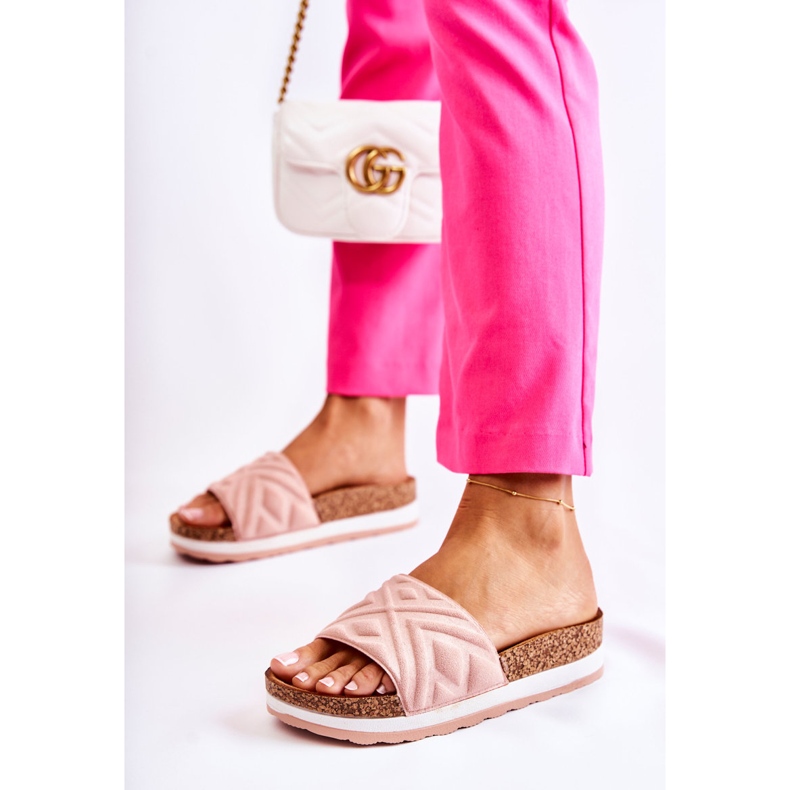 PG1 Damtofflor i mocka på en enorm rosa Heritta-plattform 1